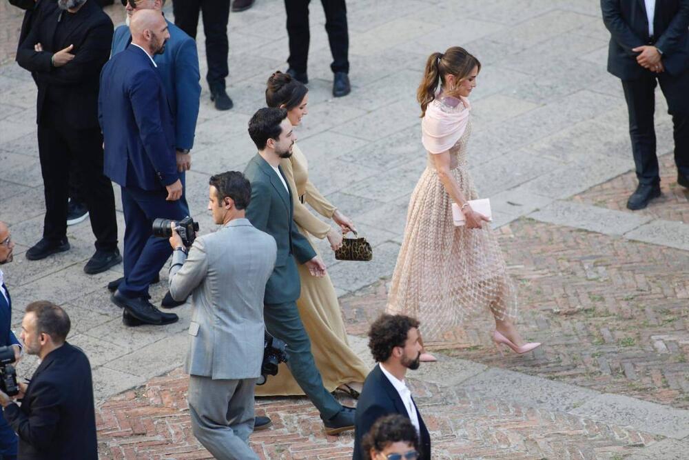 KRALJICA RANIJA OSTALA U SENCI POZNATIH NA VENČANJU VEKA 