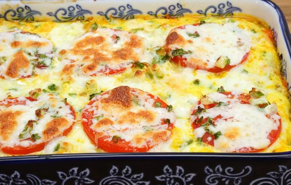 Domaće jelo od tikvica, luka, paradajza, jaja i sira za ručak i večeru tokom leta