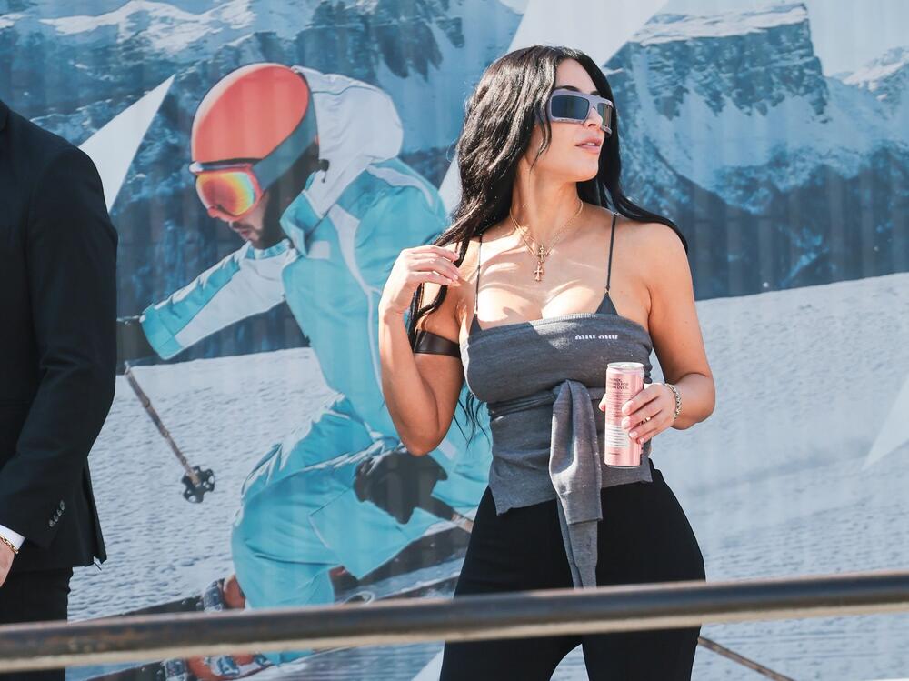 Kim Kardašijan u Veneciji posle venčanja Džefa Bezosa i Loren Sančez u Miu Miu džemperu vezanom u stilu krop topa
