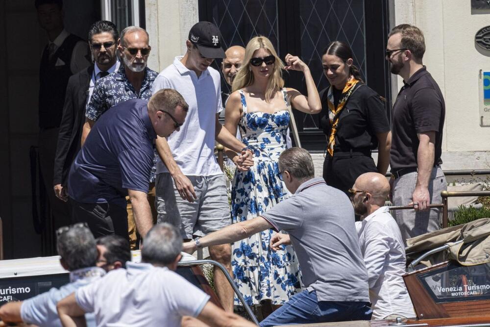 <p>Juče je u bajkovitoj Veneciji održano dugo očekivano venčanje Loren Sančez i Džefa Bezosa, koje su svetski mediji već okarakterisali kao venčanje veka.</p>