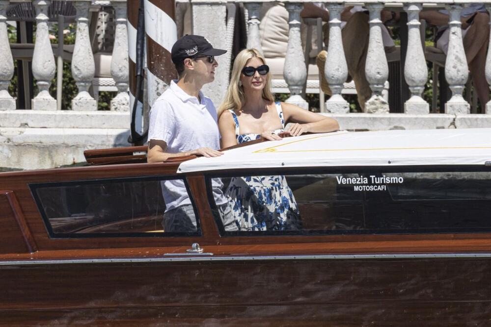 <p>Juče je u bajkovitoj Veneciji održano dugo očekivano venčanje Loren Sančez i Džefa Bezosa, koje su svetski mediji već okarakterisali kao venčanje veka.</p>