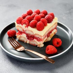 Brza smuti i prospi voćna torta: MARKIZA sa piškotama i malinama gotova za 15 minuta, a lepša od bilo kog sladoleda