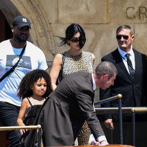 Jedni kažu ženstveno i šik, drugi – totalni kič i neukus! Stajling Kajli Džener za dan u Veneciji podelio je mišljenja