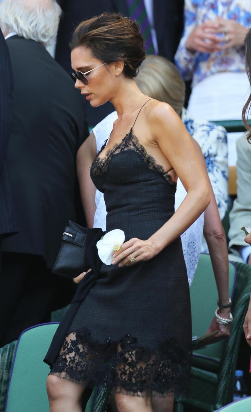 Viktorija Bekam u crnoj slip haljini sa čipkom 2013. godine