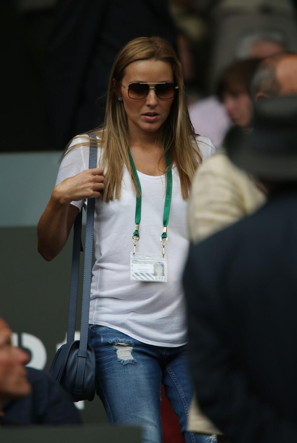 Jelena Đoković na Vimbldonu 2014. u farmerkama i beloj majici