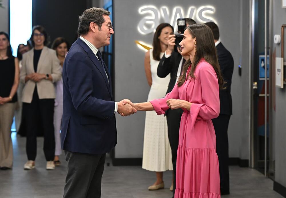 Kraljica Leticija od Španije u pink košulji-haljini brenda Hugo Boss