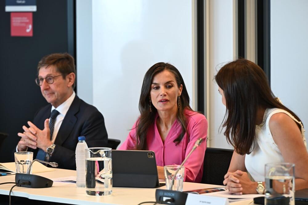 Kraljica Leticija od Španije u pink košulji-haljini brenda Hugo Boss