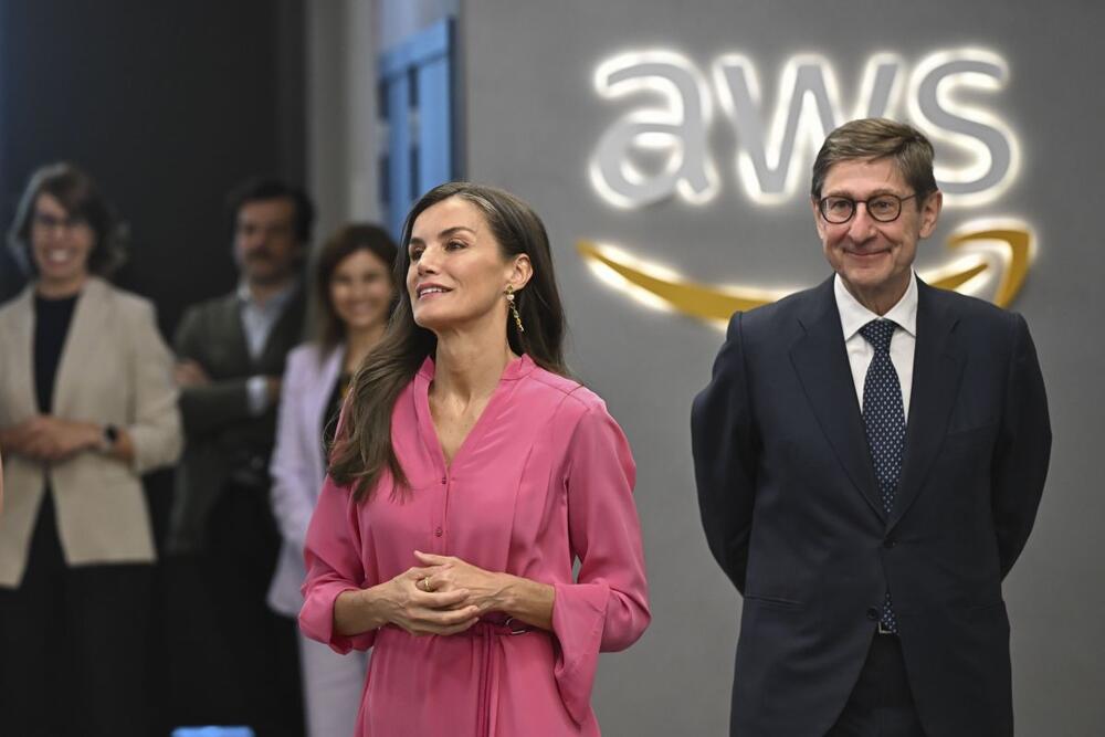 Kraljica Leticija od Španije u pink košulji-haljini brenda Hugo Boss