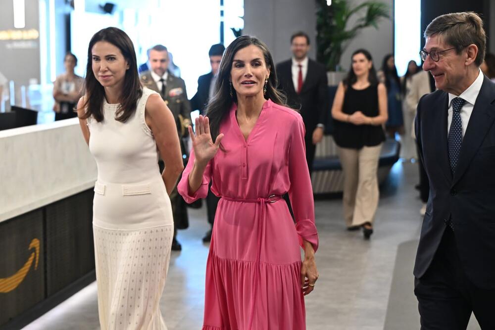 Kraljica Leticija od Španije u pink košulji-haljini brenda Hugo Boss