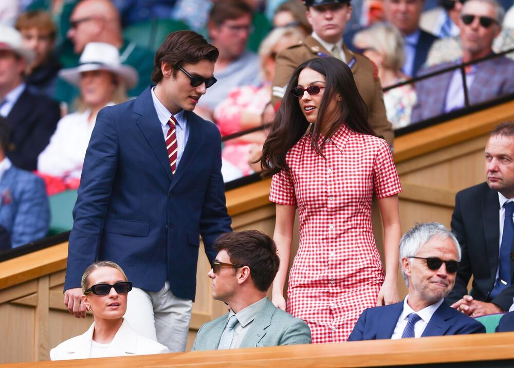 Olivija Rodrigo na Vimbldonu 2025. u crveno-beloj Ralph Lauren haljini