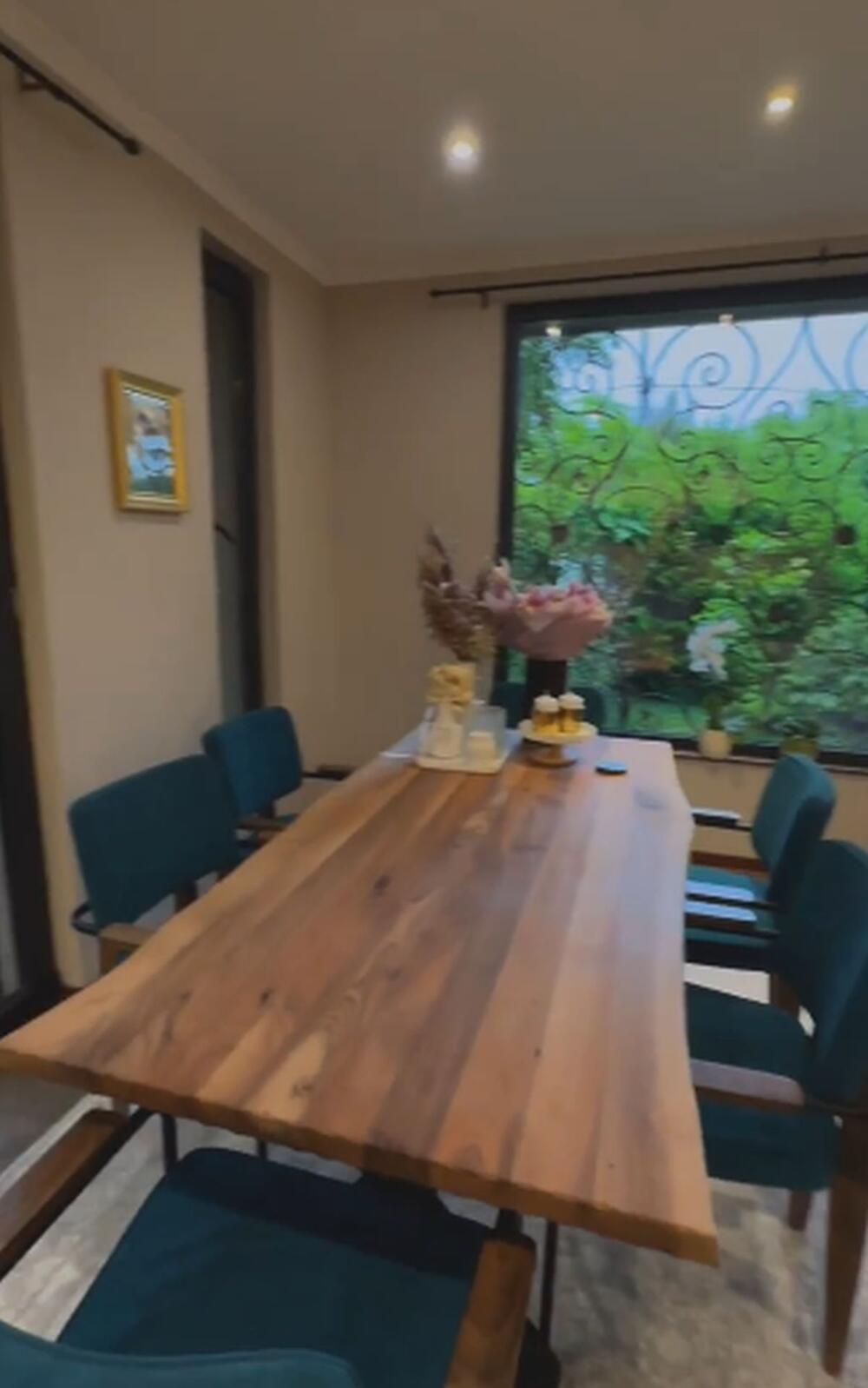 <p>Pevačica Marija Mikić je oduvek maštala da živi u kući, a pre nekoliko godina je svoj san i ispunila.</p>