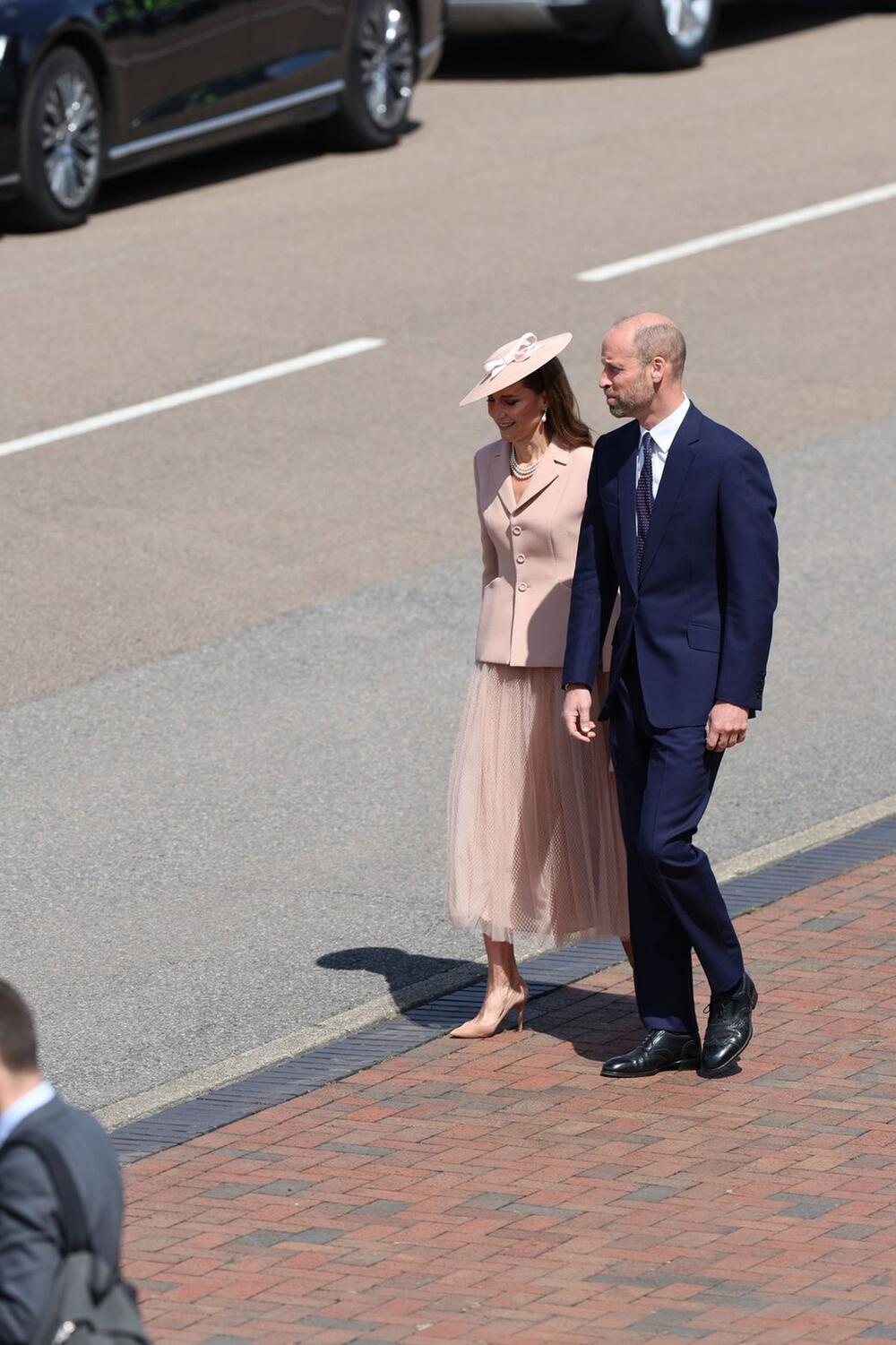 <p>Princeza od Velsa Kejt Midlton danas je prvi put obukla komade francuskog brenda Diora i svojim izdanjem oduševila.</p>