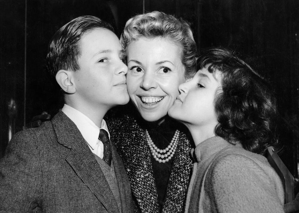 Helena Korde sa sinom Maksom i ćerkom Luiz