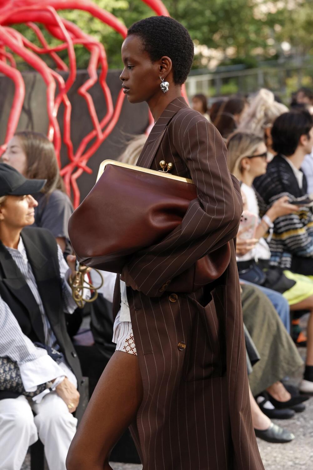 Large Kisslock Frame Bag torba modne kuće Coach u kolekciji za proleće/leto 2025.