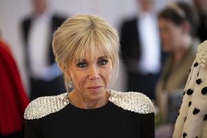 Torbica od 2.800 evra i dijamanti o kojima svi pričaju: Jelisejska palata je zadržatala pod štiklama Brižit Makron