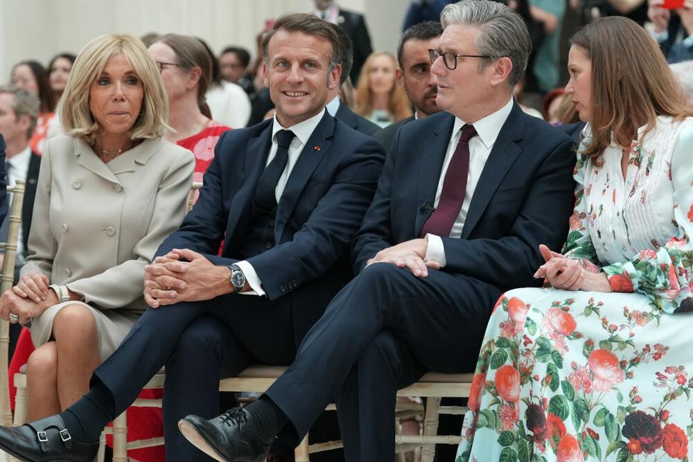 Brižit i Emanuel Makron u društvu premijera Velike Britanije Kira Stramera i njegove supruge VIktorijr