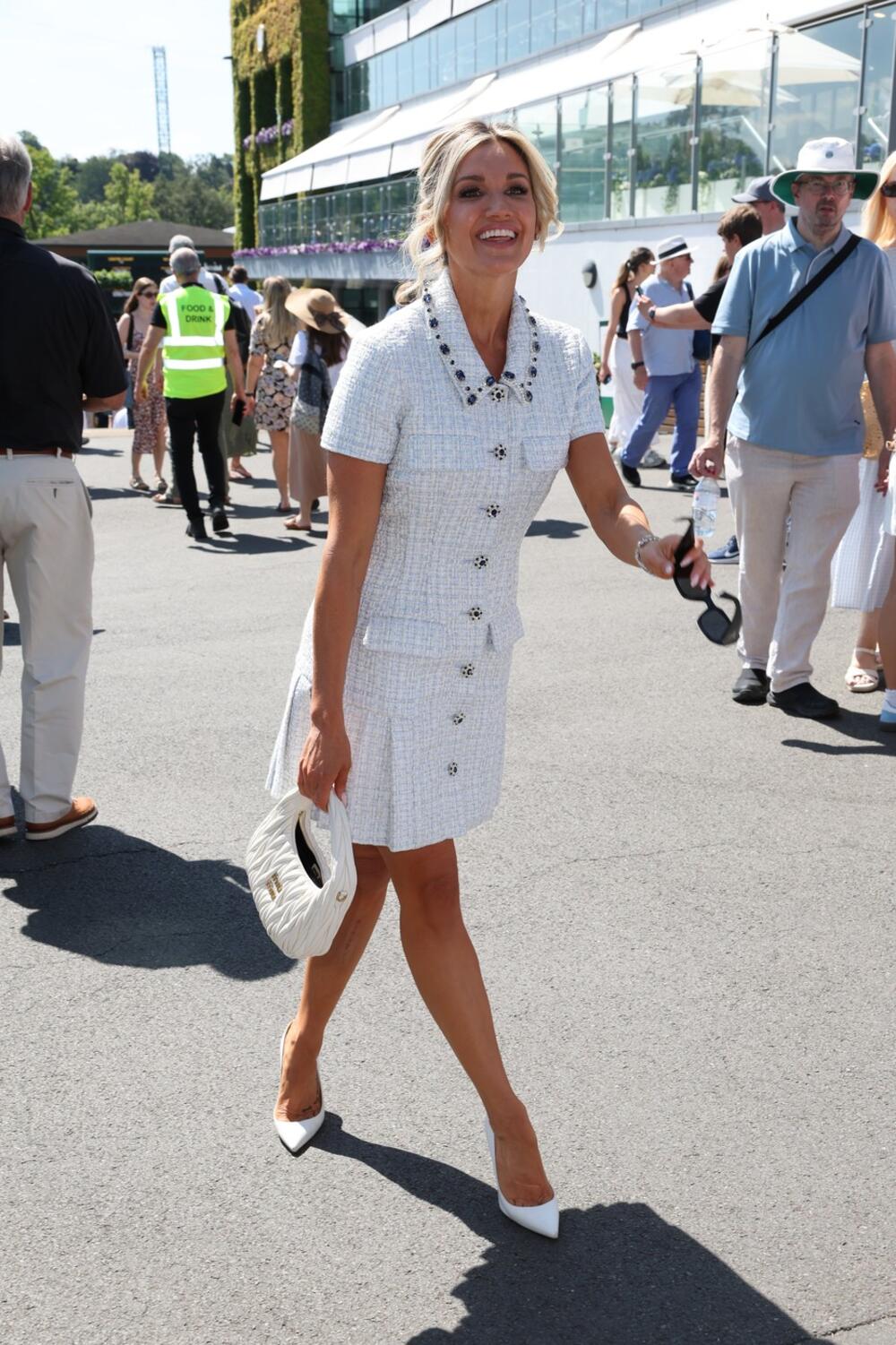 Ešli Roberts je na Vimbldonu ponela belu sako-haljinu koja podseća na Chanel modele u kombinaciji s Miu Miu torbicom i belim salonkama