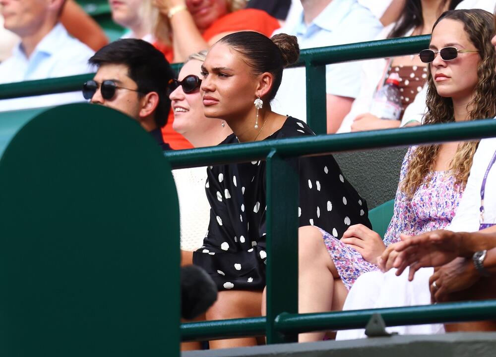 Mini-haljine su popularan izbor na Vimbldonu, a jednu je juče nosila i Triniti Rodman, poznata fudbalerka i devojka teniserka Bena Šeltona