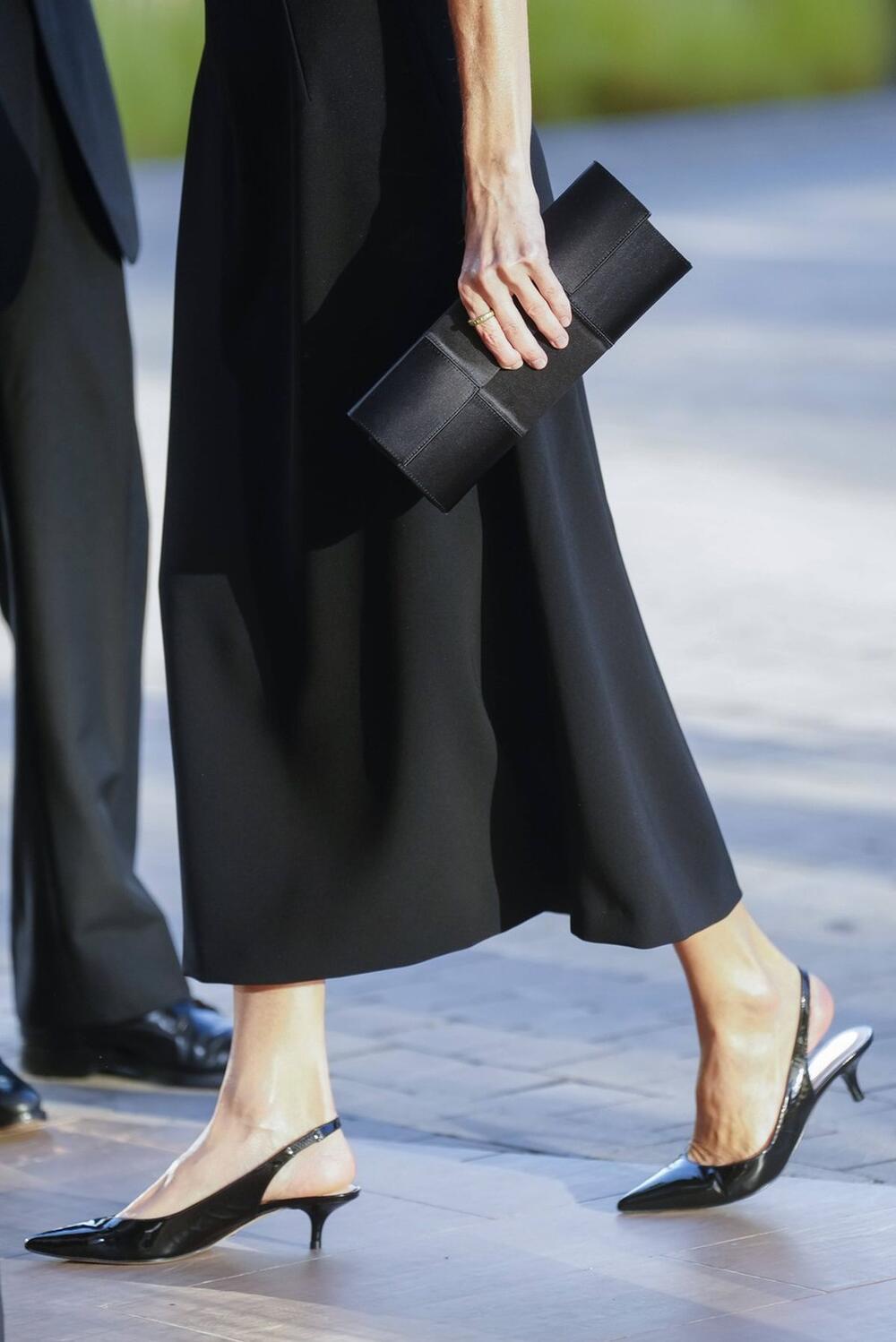 <p>Njene modne kombinacije uvek su primer sofisticiranosti, s merom, bez suvišnih detalja, i sa pažljivo odabranim komadima koji ističu njenu figuru i dostojanstvo titule.</p>