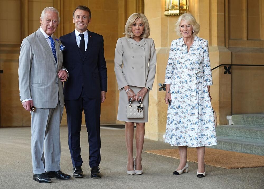 Prilikom susreta s kraljem Čarlsom i kraljicom Kamilom, prva dama Francuske Brižit Makron nosila je torbu Lady Dior, nazvanu po princezi Dajani