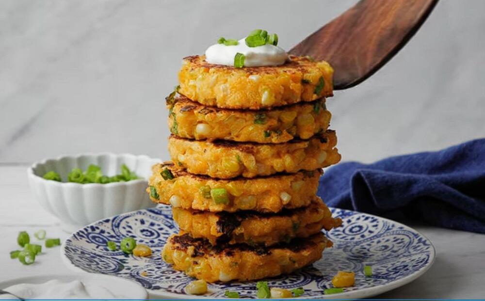 Izdašno domaće pecivo od kukuruza i kukurznog brašna, s lukom i rendanim kačkavaljem