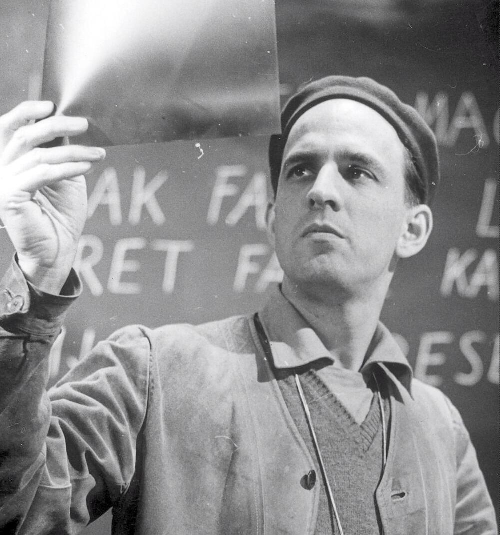 Ingmar Bergman je bio jedan od najuticajnijih filmskih i pozorišnih reditelja 20. veka, poznat po duboko introspektivnim i filozofskim filmovima koji su redefinisali umetnički film i ostavili neizbrisiv trag u svetskoj kinematografiji.