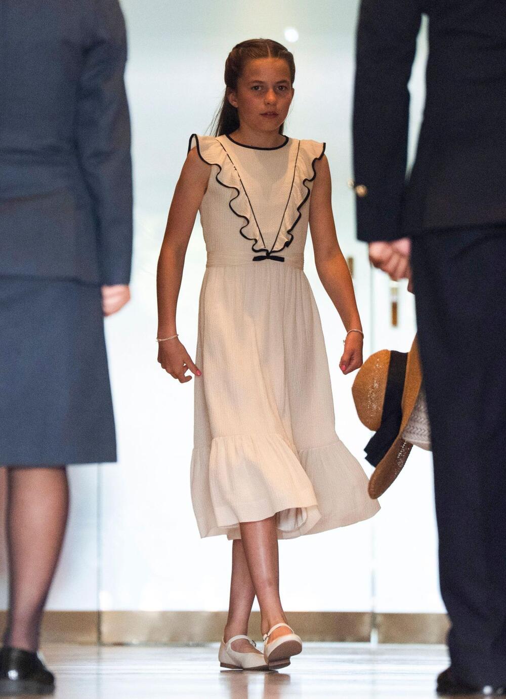 <p>Princeza Šarlot očarala je juče u haljinici koja je mnoge podsetila na izdanje Kejt Midlton iz 2012. godine, a nikome nije promakao ni izbor laka za nokte kojim je malena princeza odala počast svojoj baki, princezi Dajani.</p>