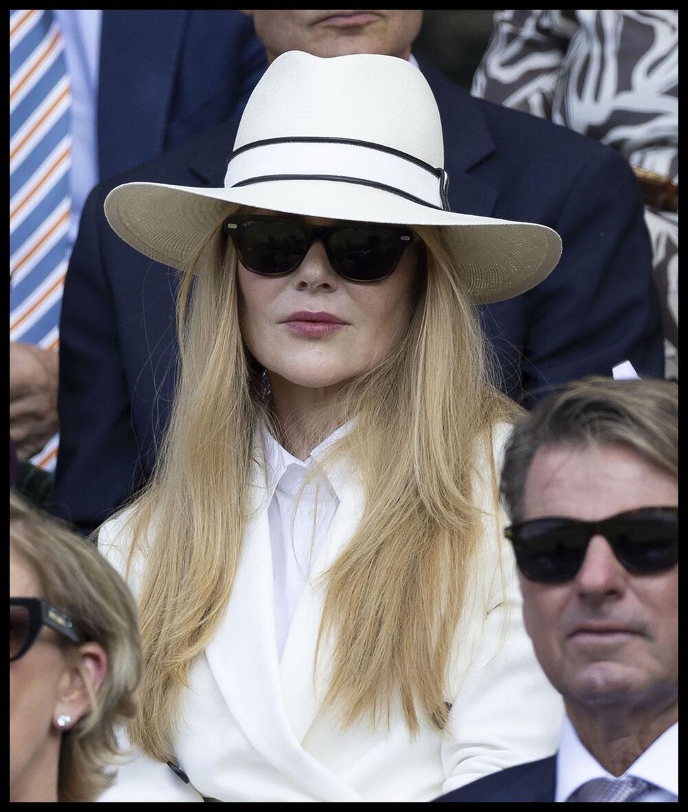 <p>Glumica Nikol Kidman bila je jedna od najzapaženijih dama koje su došle da gledaju muško finale na Vimbldonu.</p>
