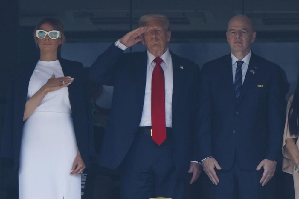 <p>Prva dama Amerike pojavila se u finalu Svetskog klupskog prvenstva u fudbalu u modnoj kombinaciji o kojoj će se zbog jednog detalja pričati godinama.</p>