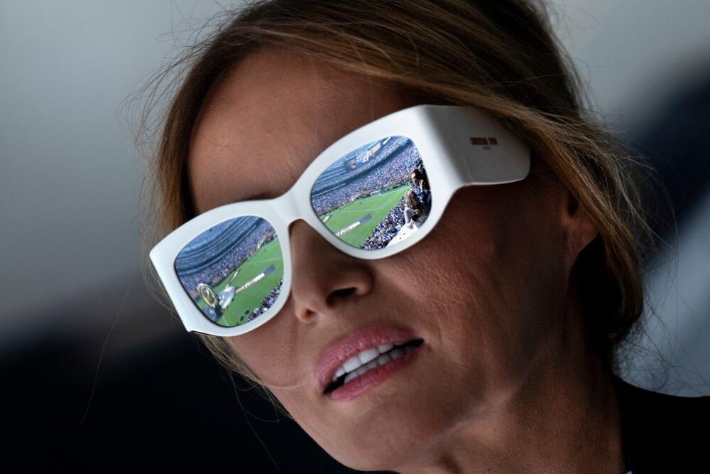 <p>Prva dama Amerike pojavila se u finalu Svetskog klupskog prvenstva u fudbalu u modnoj kombinaciji o kojoj će se zbog jednog detalja pričati godinama.</p>