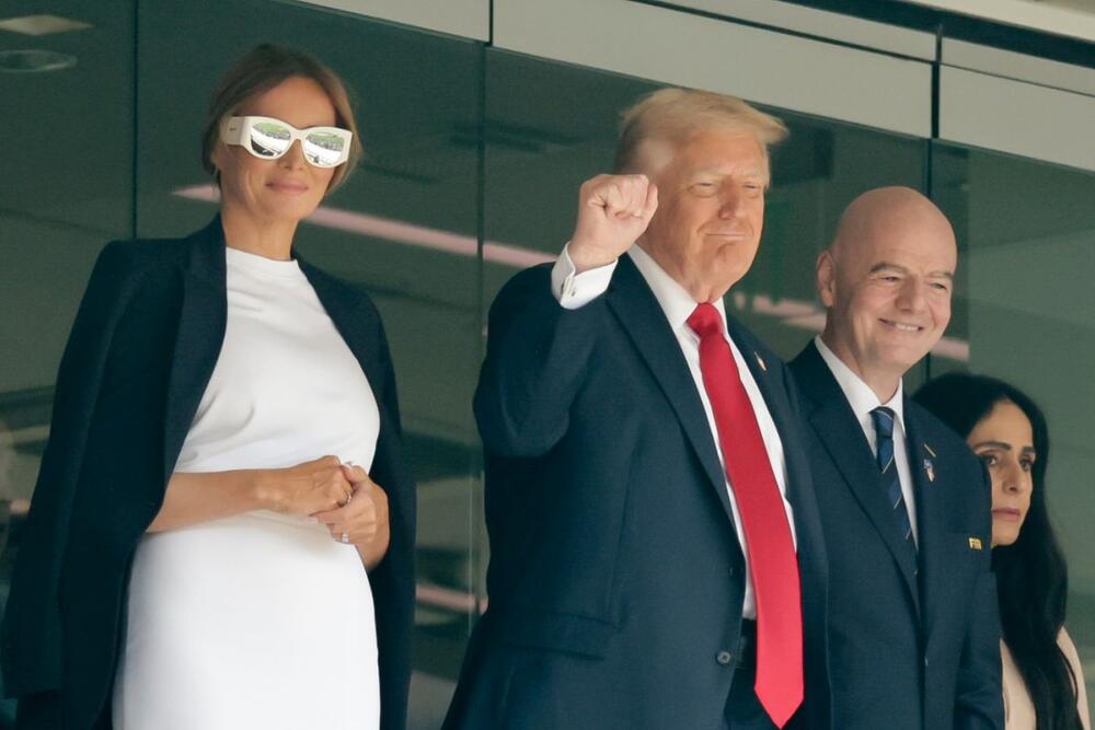 <p>Prva dama Amerike pojavila se u finalu Svetskog klupskog prvenstva u fudbalu u modnoj kombinaciji o kojoj će se zbog jednog detalja pričati godinama.</p>