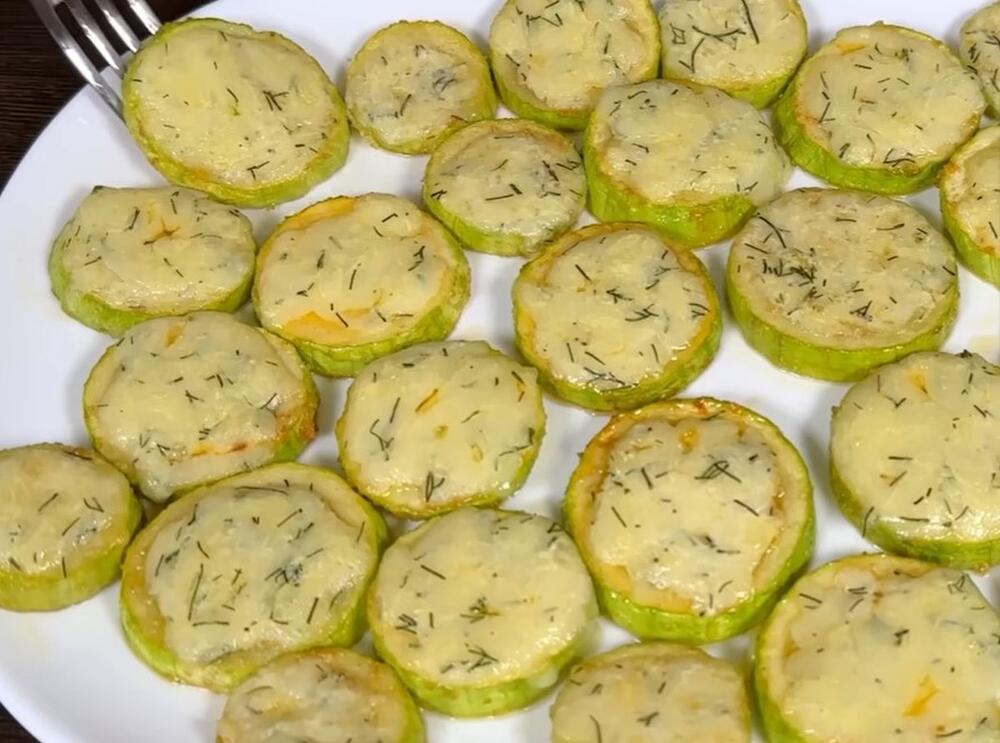 Tikvice sečene na kolutove i zapečene sa sirom i začinima