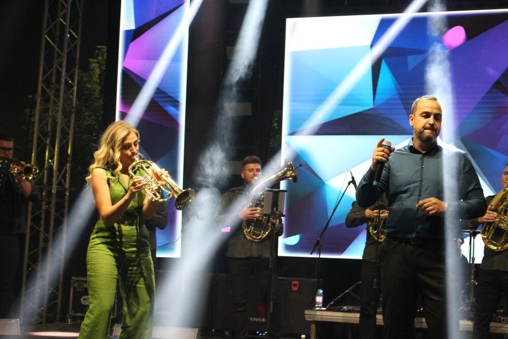 <p>Na 15. Festivalu duvačkih orkestara u makedonskom Pehčevu, Danijela Veselinović i njen orkestar priredili su publici koncert za pamćenje – noć punu energije, emocije i muzike koja briše granice.</p>