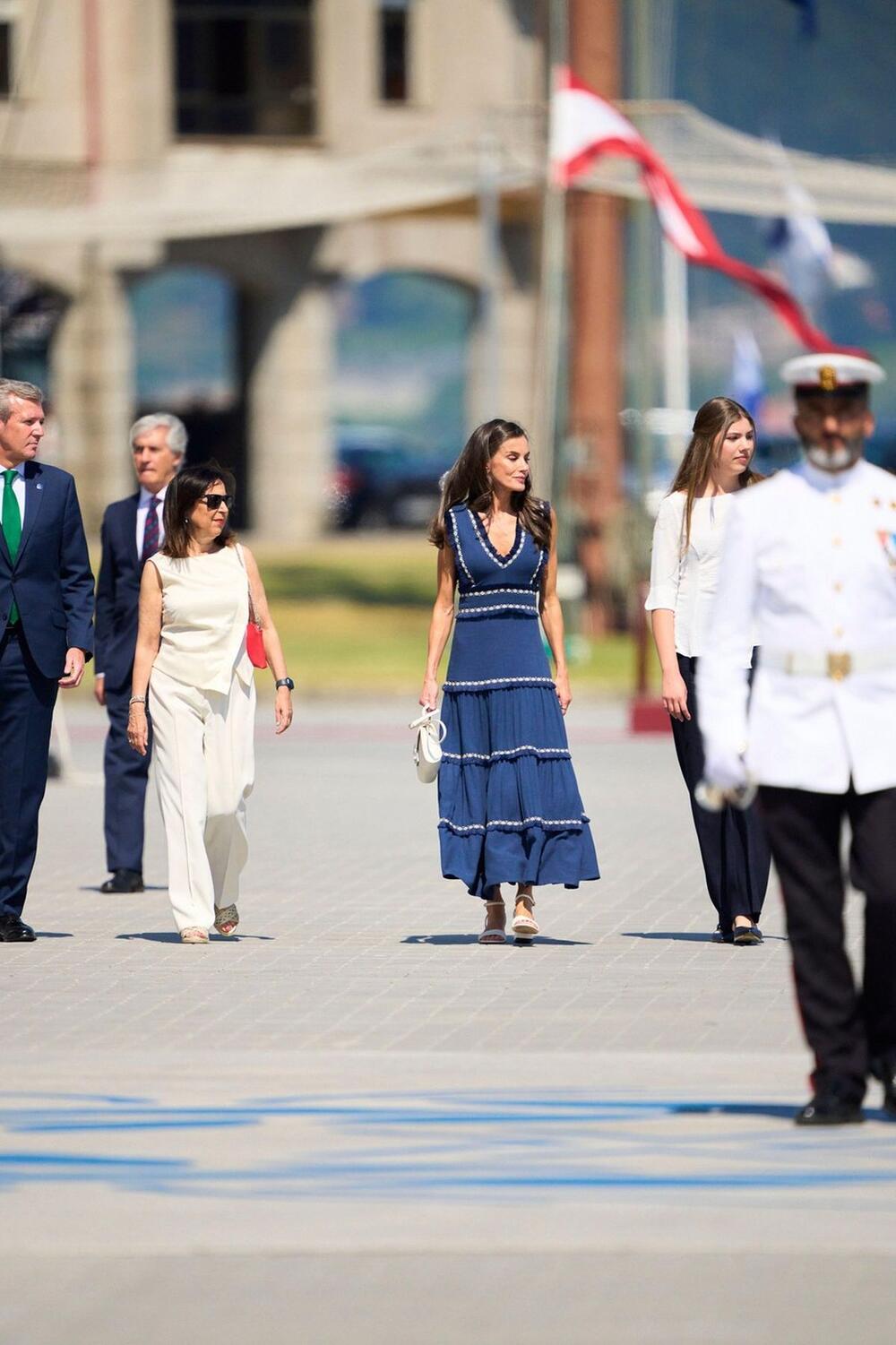 <p>Spoj klasike i mediteranskog šarma pretočen je u haljinu koja podseća na beskrajno leto i večeri uz more.</p>