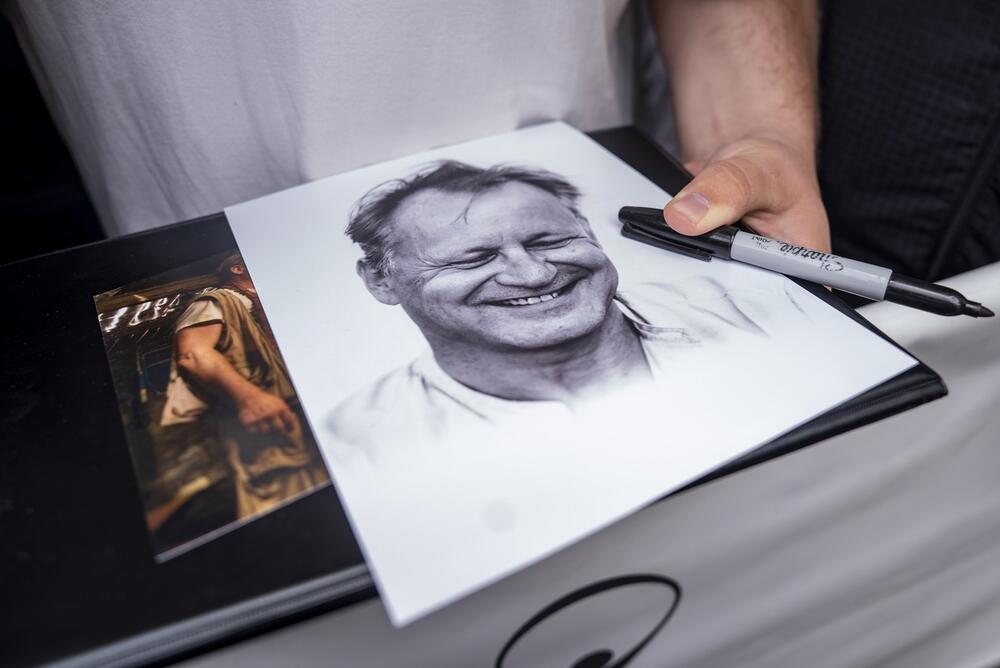 Portret Stelana Skarsgorda u rukama fana na Festivalu u Karlovim Varima čeka autogram