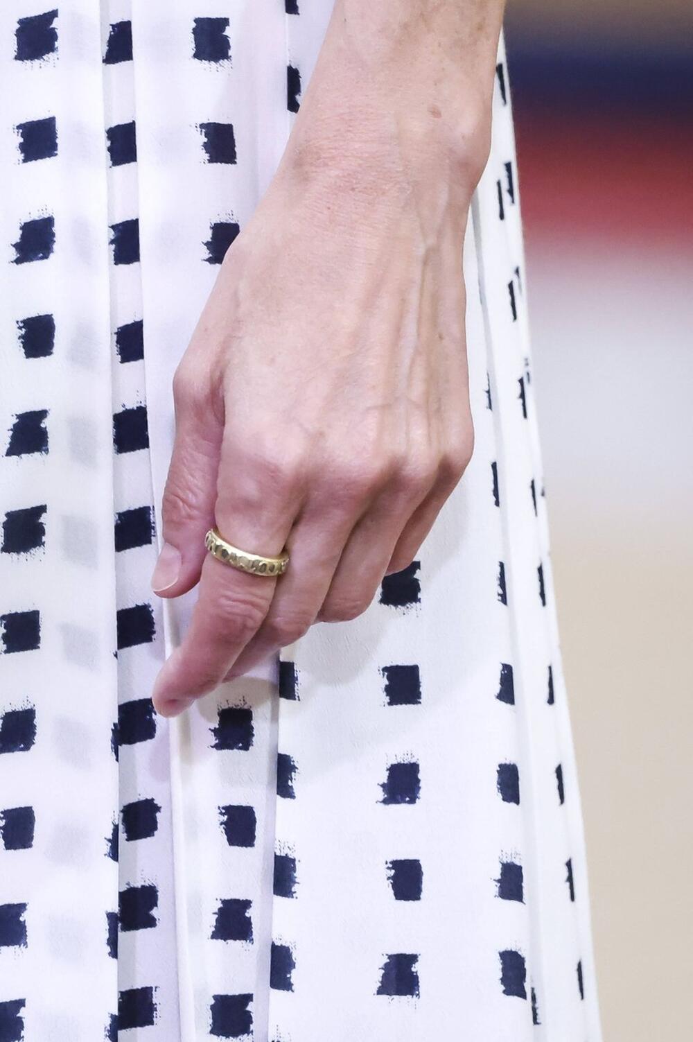 <p>Španska kraljica Leticija je poznata po recikliranju haljina, a ovu je juče obukla po šesti put. I to sa razlogom. Jer uvek pruža prefinjen i elegantan izgled.</p>