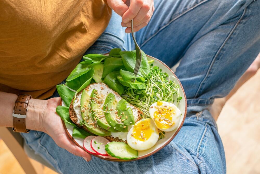 Kuvana jaja, spanać i avokado tost tanjiru prava su riznica hranljivih materija