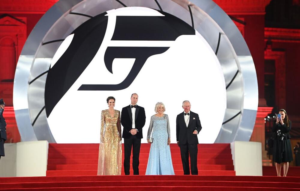 Čuvena zlatna Jenny Peckham haljina Kejt Midlton na premijeri filma o Džejmsu Bondu 2021. godine