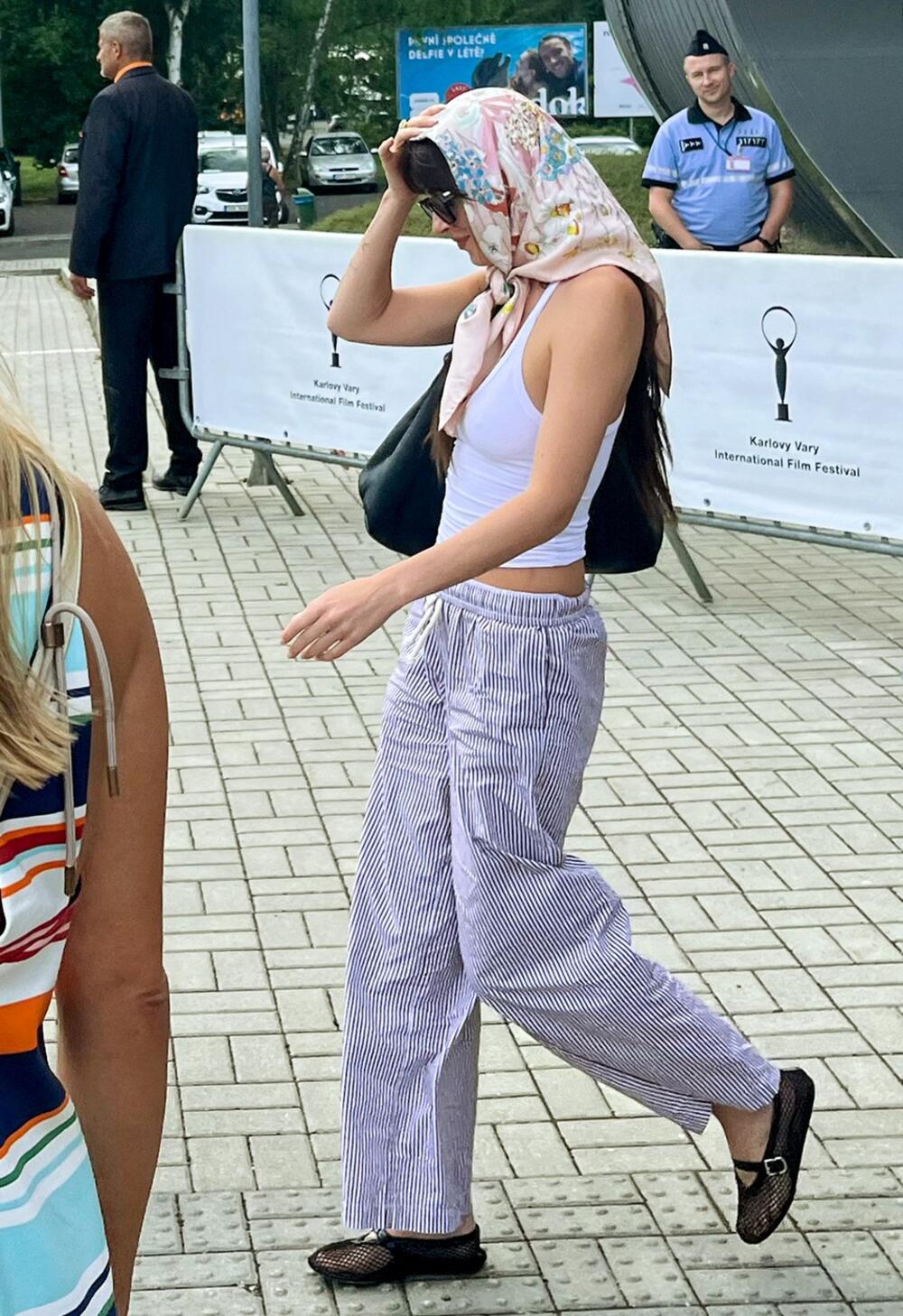 Dakota Džonson sa Gucci maramom na glavi pred Festival u Karlovim Varima