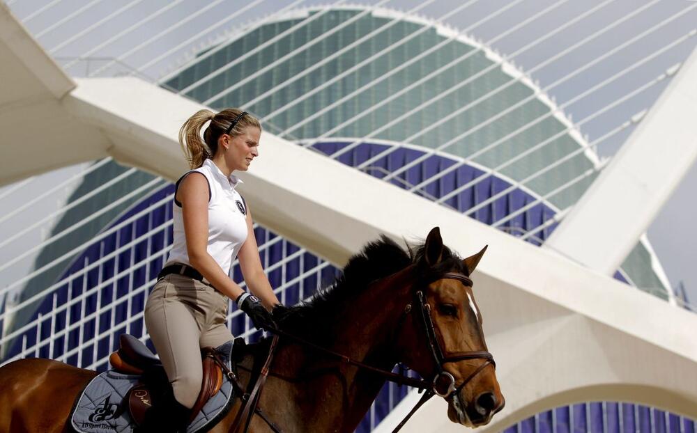 Atina Onazis na jednom takmičenju u konjičkim sportovima