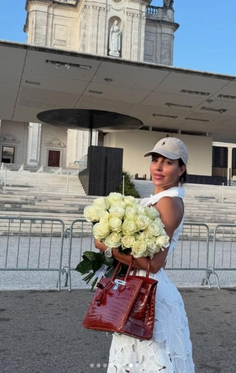 Georgina Rodrigez ispred crkve u Fatimi