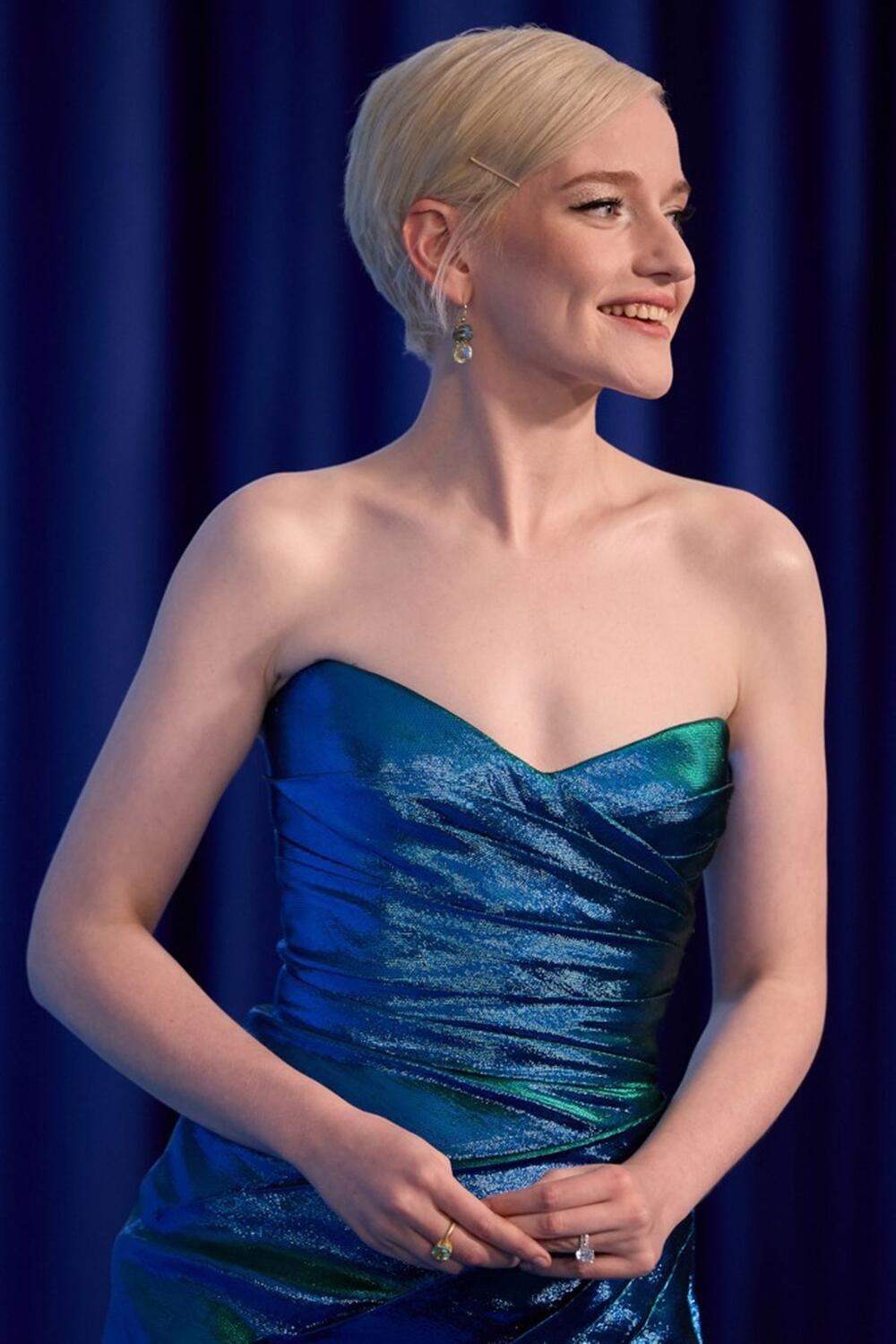 <p>Glumica Džulija Garner pojavila se u spektakularnoj Gucci haljini rađenoj po meri.</p>