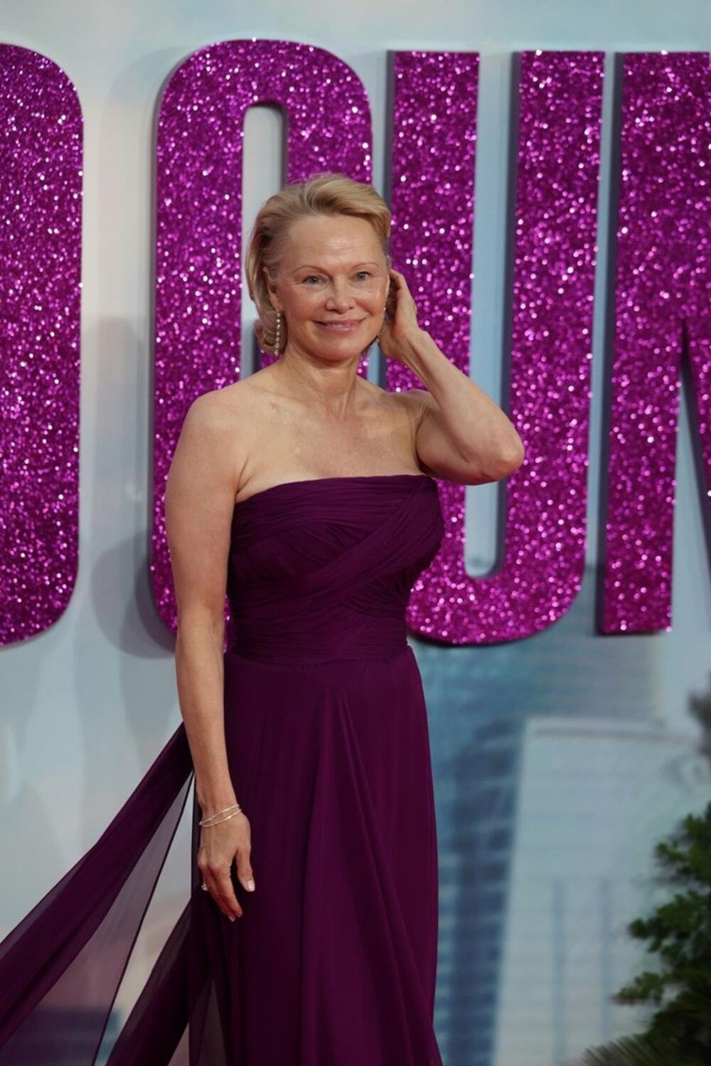 <p>Holivudska glumica Pamela Anderson održala je modnu lekciju večeras u Londonu.</p>