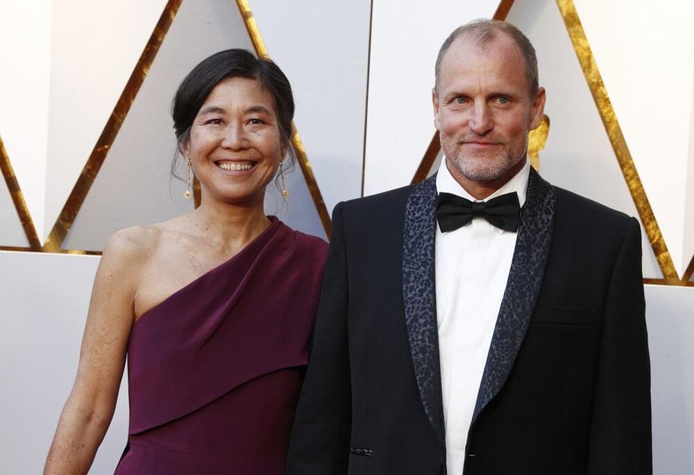 Vudi Harelson i Lora Lui bili su prvo prijatelji, a nakon tri godine poznanstva su se upustili u vezu