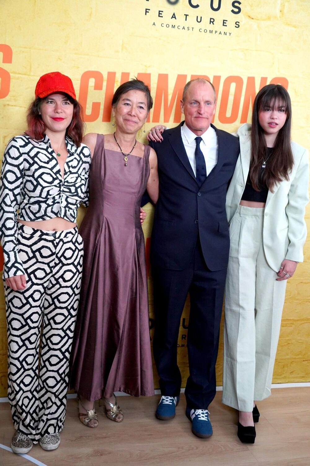 Vudi Harelson sa suprugom i ćerkama