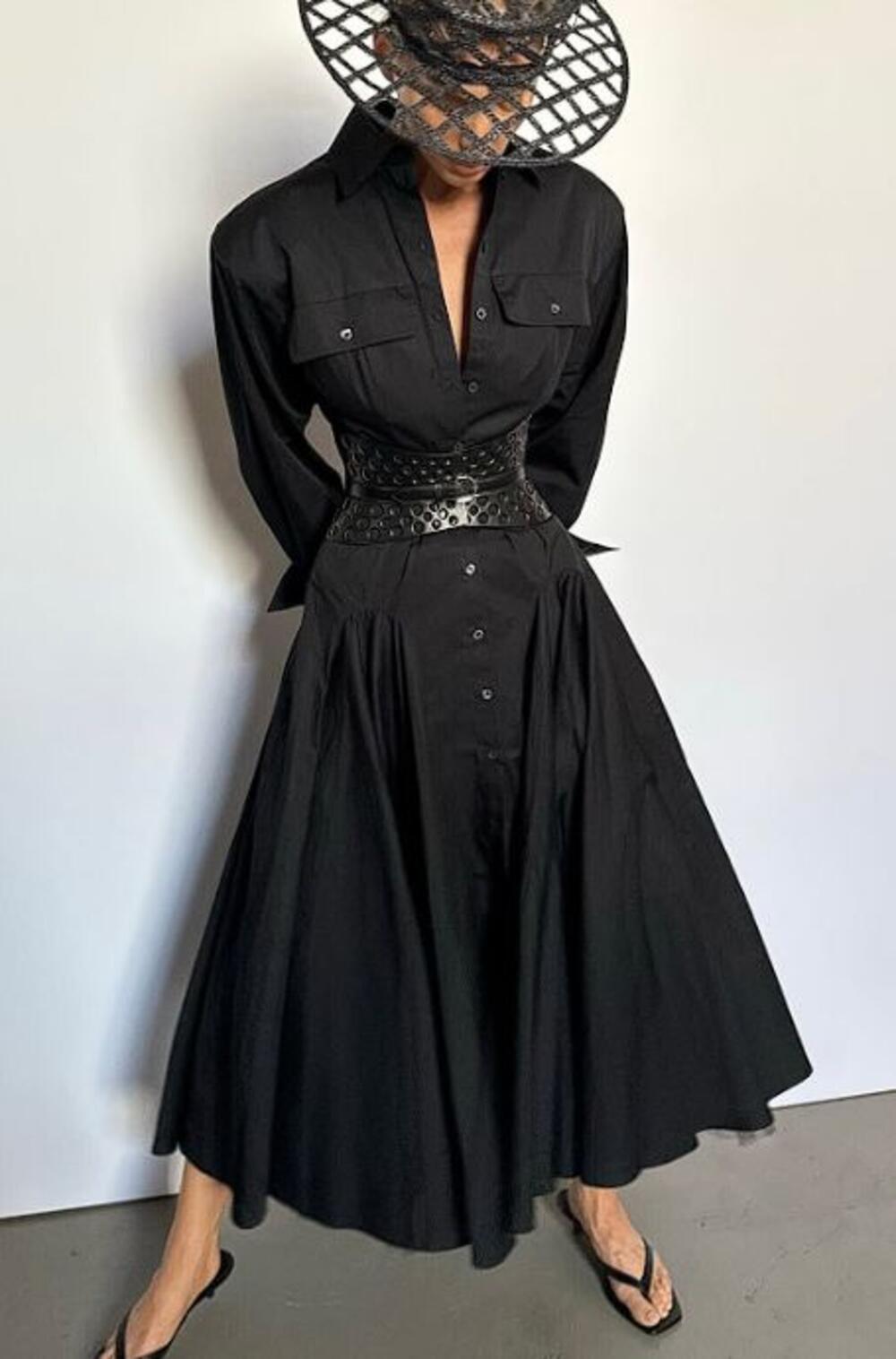 <p>Kada je reč o letnjim klasicima, bez jednog je zaista teško zamisliti vrele dane jer odgovara svakoj prilici, pruža sofisticiran <em>look </em>i vrlo je pogodna za stvaranje optičkih iluzija... i sad već sigurno znate o kom modelu pričamo!</p>