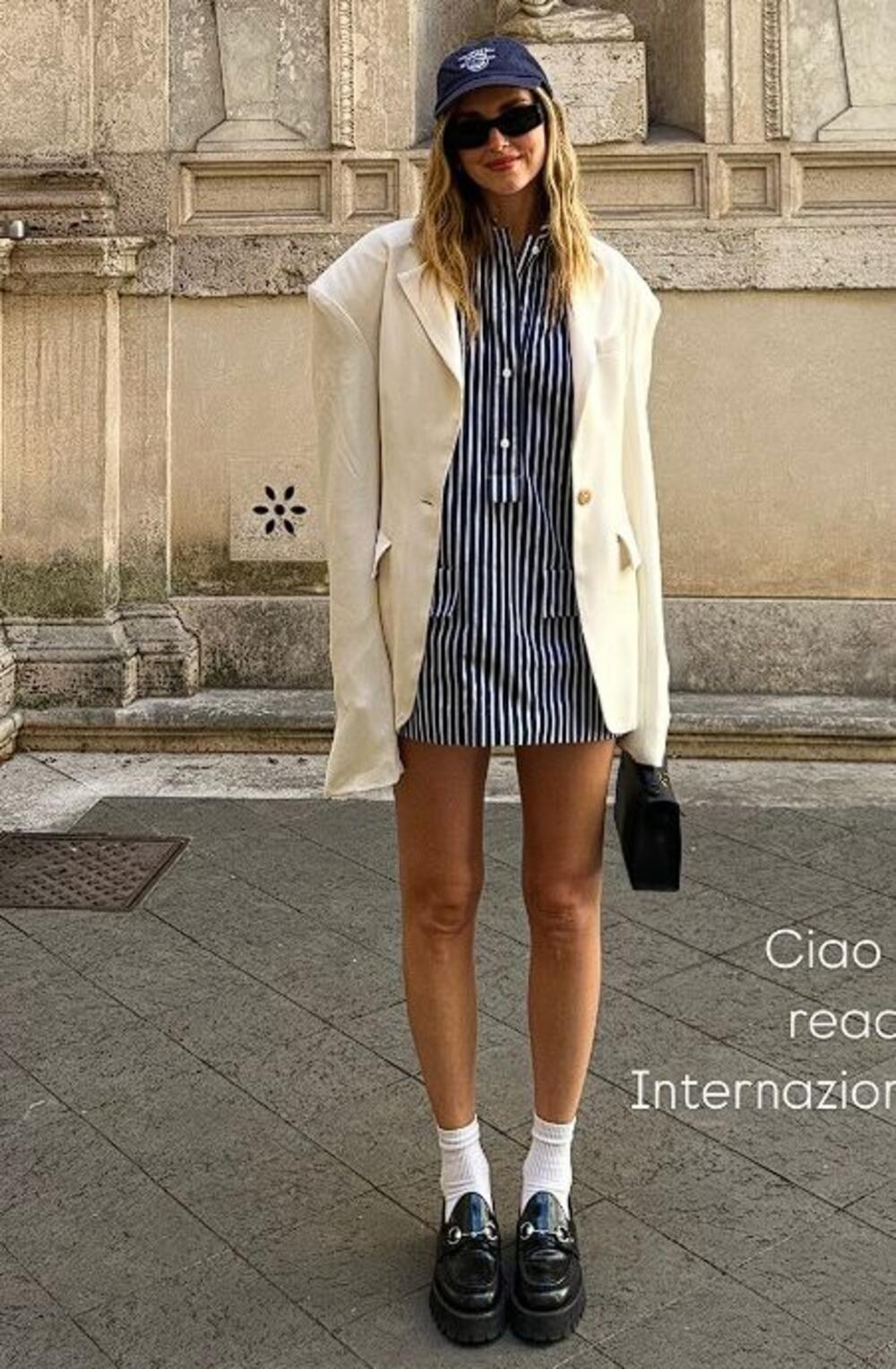 <p>Kada je reč o letnjim klasicima, bez jednog je zaista teško zamisliti vrele dane jer odgovara svakoj prilici, pruža sofisticiran <em>look </em>i vrlo je pogodna za stvaranje optičkih iluzija... i sad već sigurno znate o kom modelu pričamo!</p>