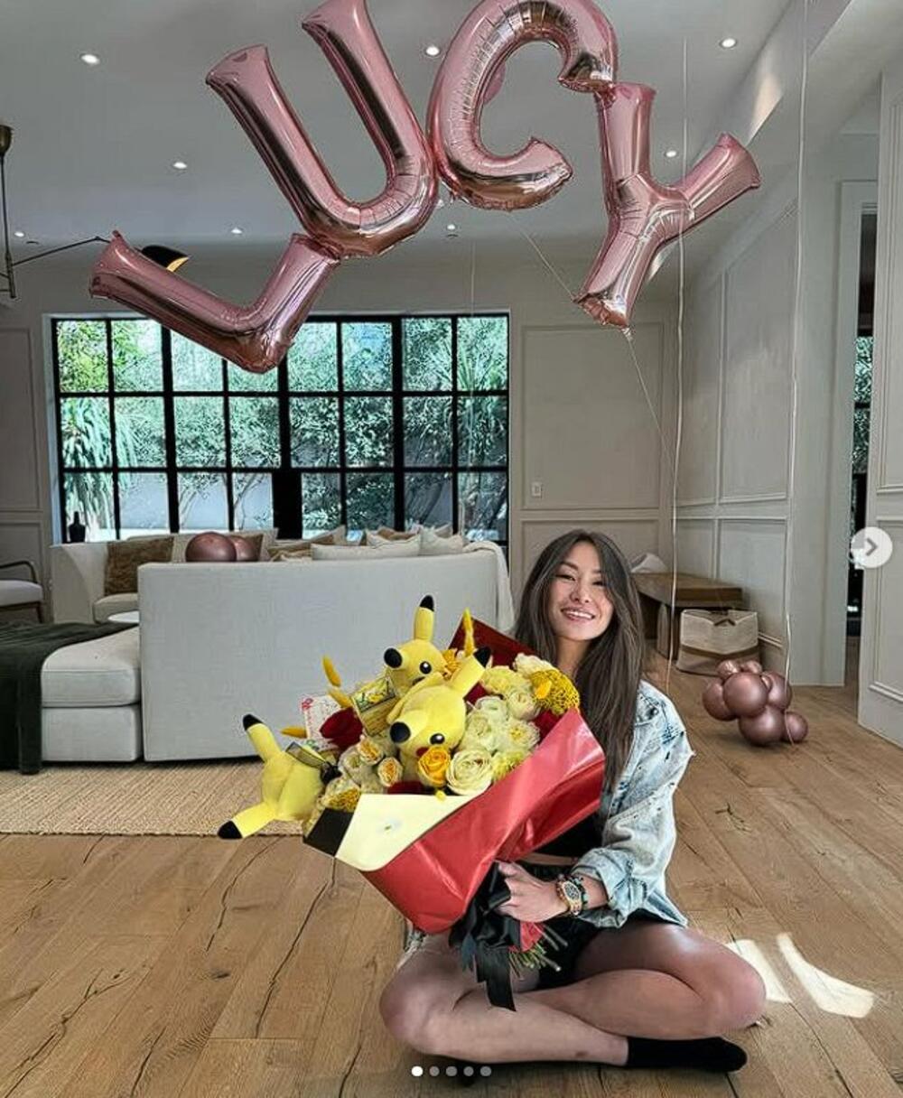 Lusi Guo s buketom plišanih Pikačua