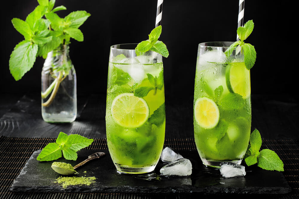 Hladna limunana od limete i listića nane