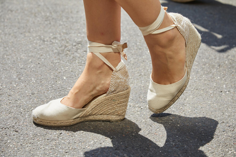 Zatvorene espadrile na vezivanje